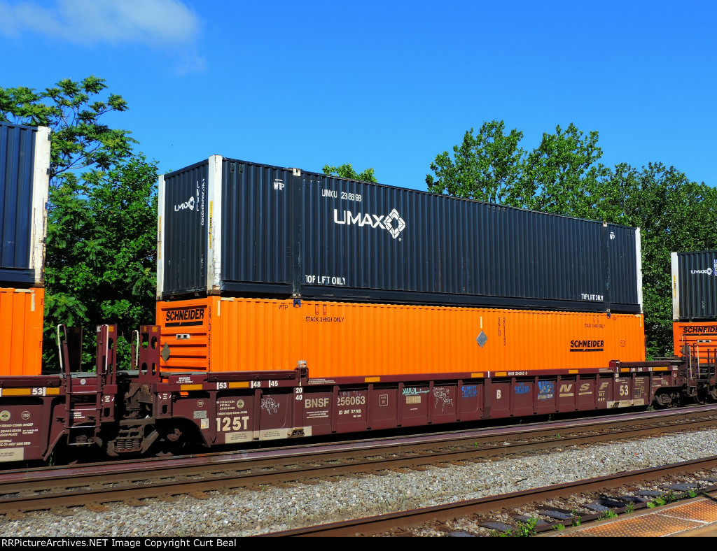 BNSF 256063 - UMXU 238698 - SNLU 201143